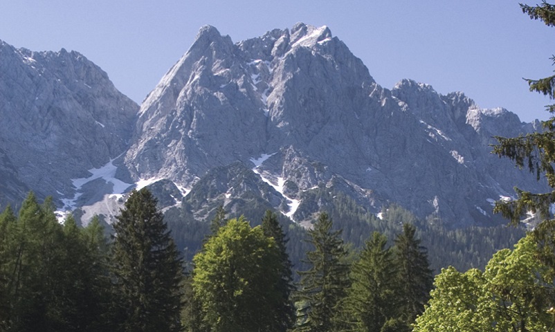 Grainau im Werdenfelser Land Kreis Garmisch-Partenkirchen Oberbayern Deutschland Fronleichnamsprozession vor der Zugspitze aus dem Wetterstein Gebirge